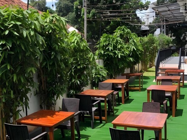 Outdoor dining - Azka Hotel Managed by Salak Hospitality (Jakarta)