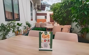 Outdoor dining - Azka Hotel Managed by Salak Hospitality (Jakarta)