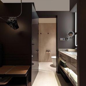 Un baño moderno con tocador, inodoro y zona de ducha.