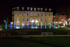A hotel with a fountain in front, a well-maintained lawn, and a classic architectural style. - Holiday home with 1 bedroom (8344 Bad Gleichenberg)