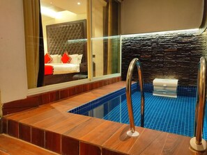 Un bagno moderno con doccia vetro, mobile bagno in legno e parete in pietra.