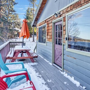 Outdoor dining - Lakefront Family Cabin by Big Bear Vacations (Big Bear Lake)