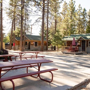 Outdoor dining - Lodge House - Family Cabin With Pool Table by Big Bear Vacations (Big Bear Lake)