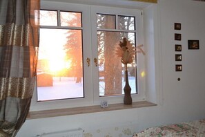 A room with a window, a vase, and a bed. - Holiday apartment with 2 bedrooms (Zinnowitz)