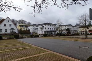 A residential street with houses, a paved road, and a grassy area. - Holiday apartment with 1 bedroom (Zinnowitz)