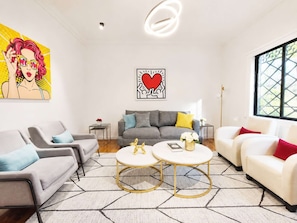 A modern living room with a sofa set, two coffee tables, and a decorative heart wall art piece. - Laila Casa + Luz María 5 y 6 · Polanco, sleeps 19 · 6.5 baths (Ciudad de México)