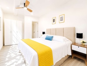 A hotel room with a bed, bedside tables, a ceiling fan, and a door. - Luz María 7 y 8 · 60 m² near museums and Chapultepec · 2 baths (Ciudad de México)