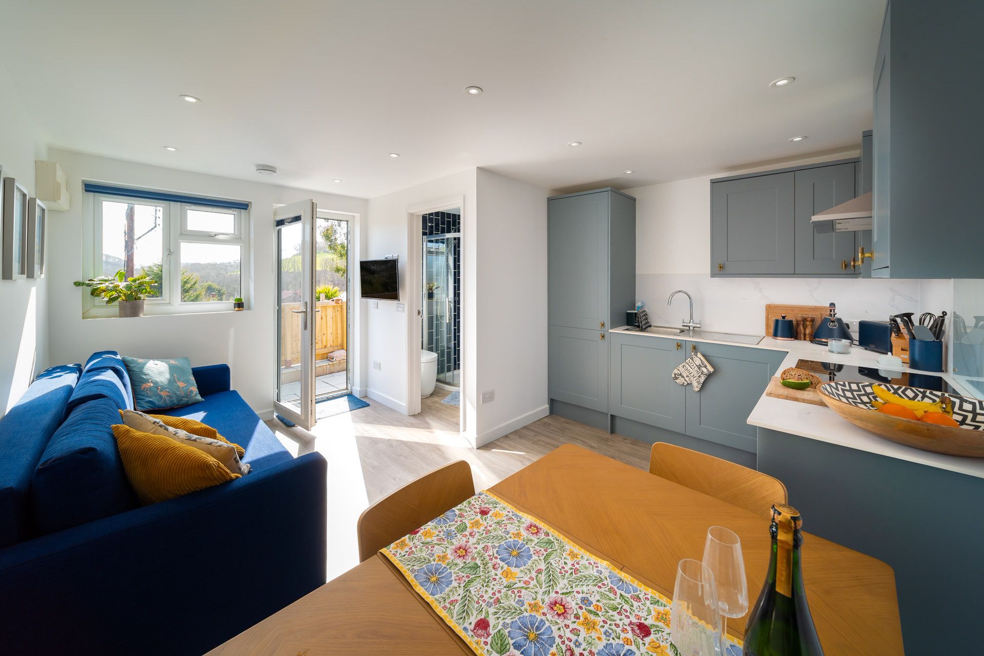 Apartamento moderno com sala de estar, cozinha e espaço para refeições.