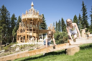 Ein Spielplatz mit einer Holzkonstruktion und einer Wippe.