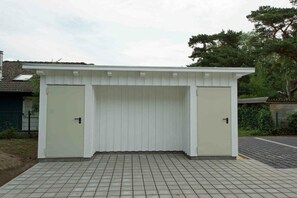 Ein eingeschossiges Gebäude mit Flachdach, zwei Türen und Fliesenboden.