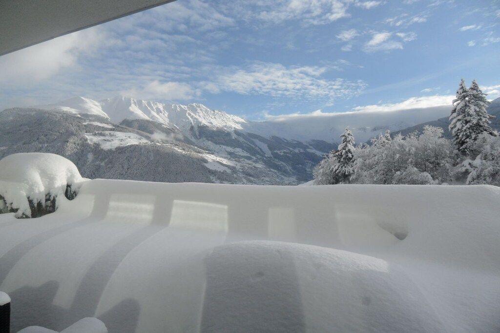 Ett snötäckt berglandskap med en klar himmel.