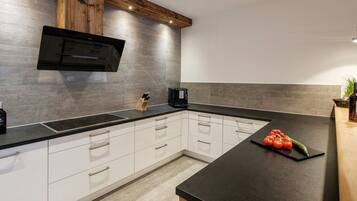 Coffee/tea maker, fridge, oven, stovetop