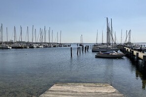 Ein Yachthafen mit mehreren Booten, die an hölzernen Stegen festgemacht sind.