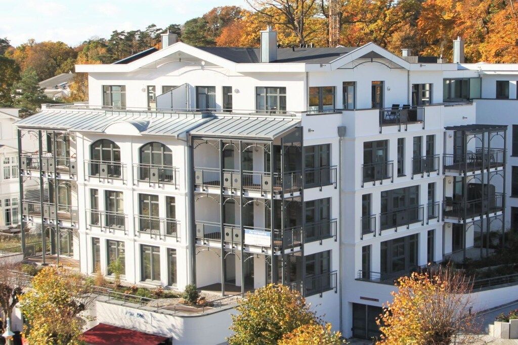 Un edificio de varios pisos con balcones y ventanas amplias.
