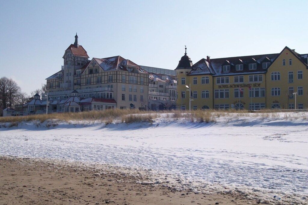 Un hotel de estilo arquitectónico europeo tradicional, con varios pisos y una torre destacada.