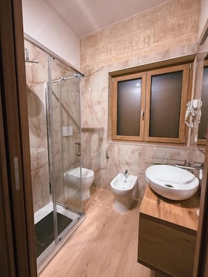Habitación doble Deluxe, patio, vista al jardín | Baño