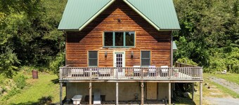 Escape to 8 private acres in Floyd County with Little River views and direct private river access. Enjoy fishing, kayaking, private trails, high-speed WiFi, a dedicated workspace, a kids' area and plenty of room to relax in nature.
