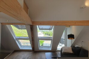 A room with skylights, a sofa, a table, and a lamp. - Apartment with 1 bedroom (Zeltingen-Rachtig)