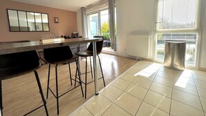 Dining - L'atelier Chic - Balcony, Netflix, parking, 2-room apartment (Lanester)