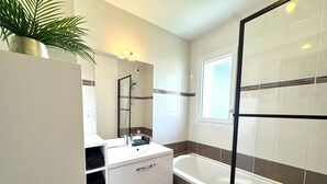 Bathroom - L'atelier Chic - Balcony, Netflix, parking, 2-room apartment (Lanester)