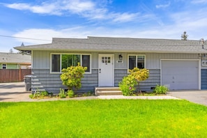 A single-story house with a front garage, a small porch, and a well-maintained lawn. - Comfortable Townhouse in Ash Way Lynnwood (Lynnwood)