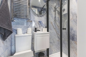 A bathroom with a toilet, sink, and shower. - Stylish cosy studio - Arsenal 15 min walk 01 (Greater London)