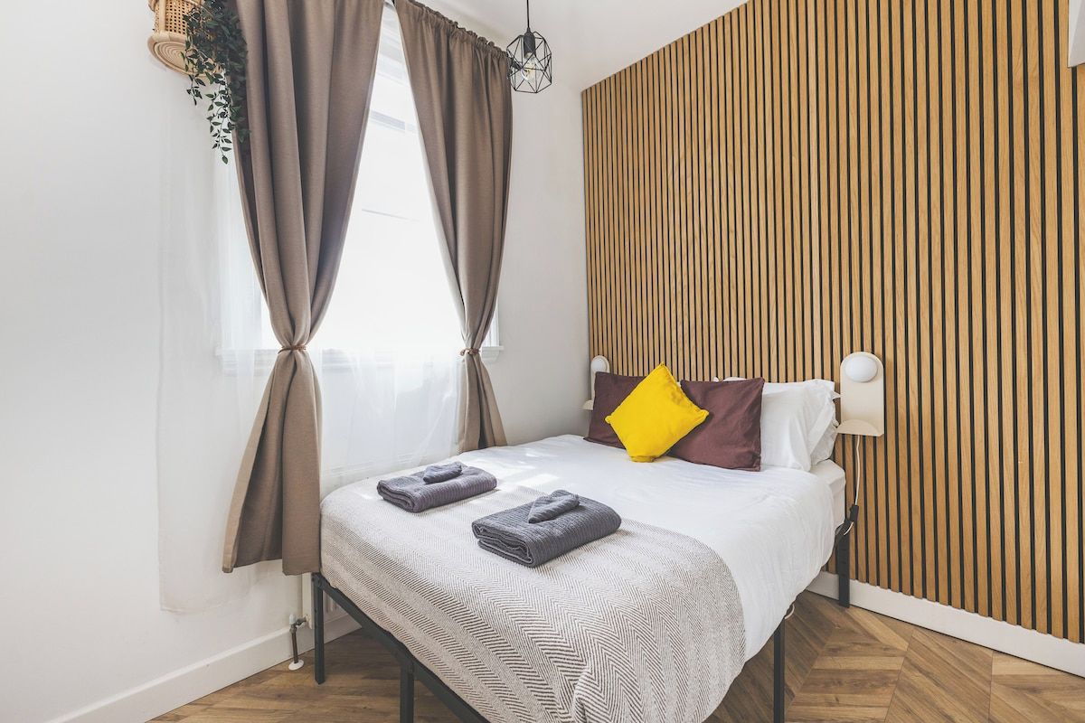 Desk, iron/ironing board, WiFi, bed sheets