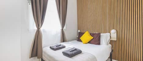 Desk, iron/ironing board, WiFi, bed sheets