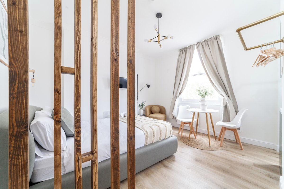Desk, iron/ironing board, WiFi, bed sheets