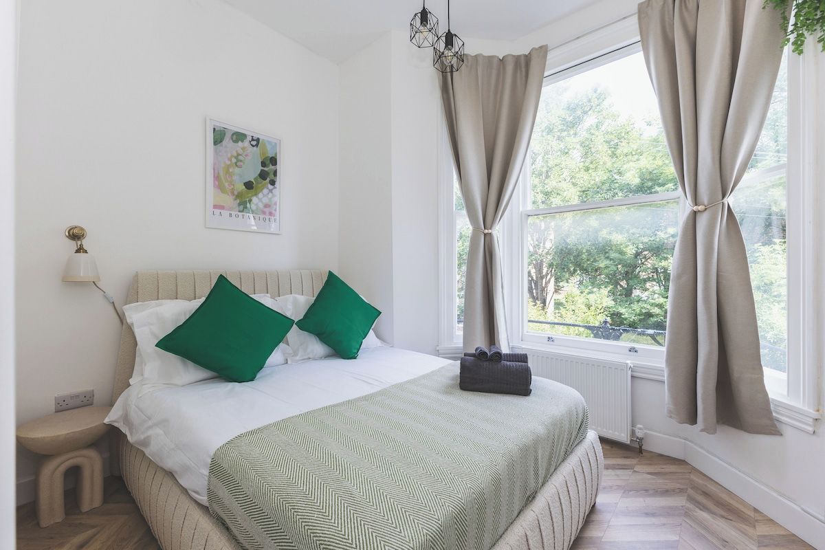 Desk, iron/ironing board, WiFi, bed sheets