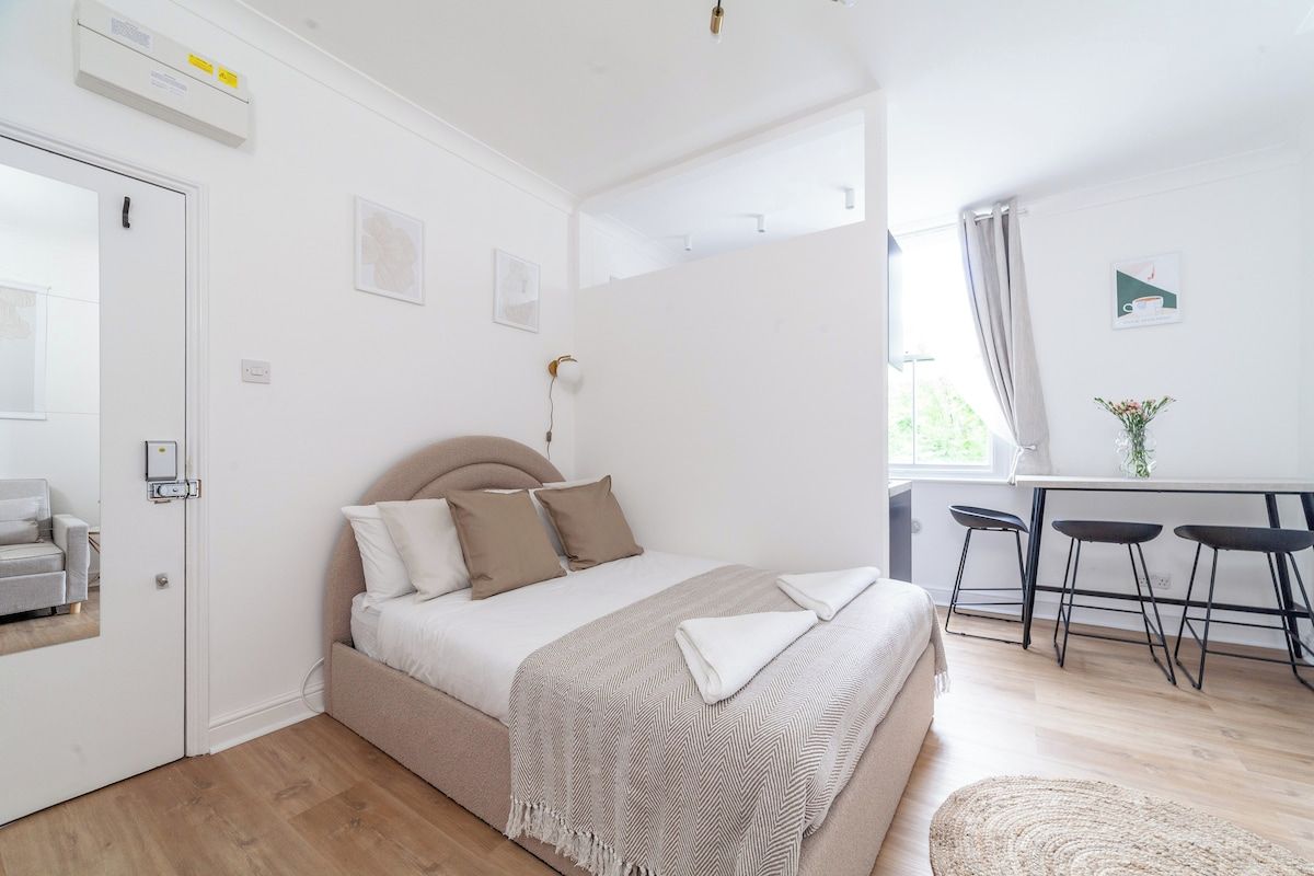 Desk, iron/ironing board, WiFi, bed sheets