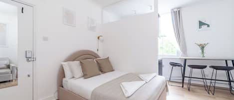 Desk, iron/ironing board, WiFi, bed sheets
