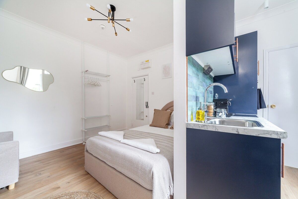 Une chambre à coucher moderne avec un lit, des tables de chevet et un grand miroir.