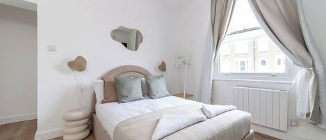 Desk, iron/ironing board, WiFi, bed sheets