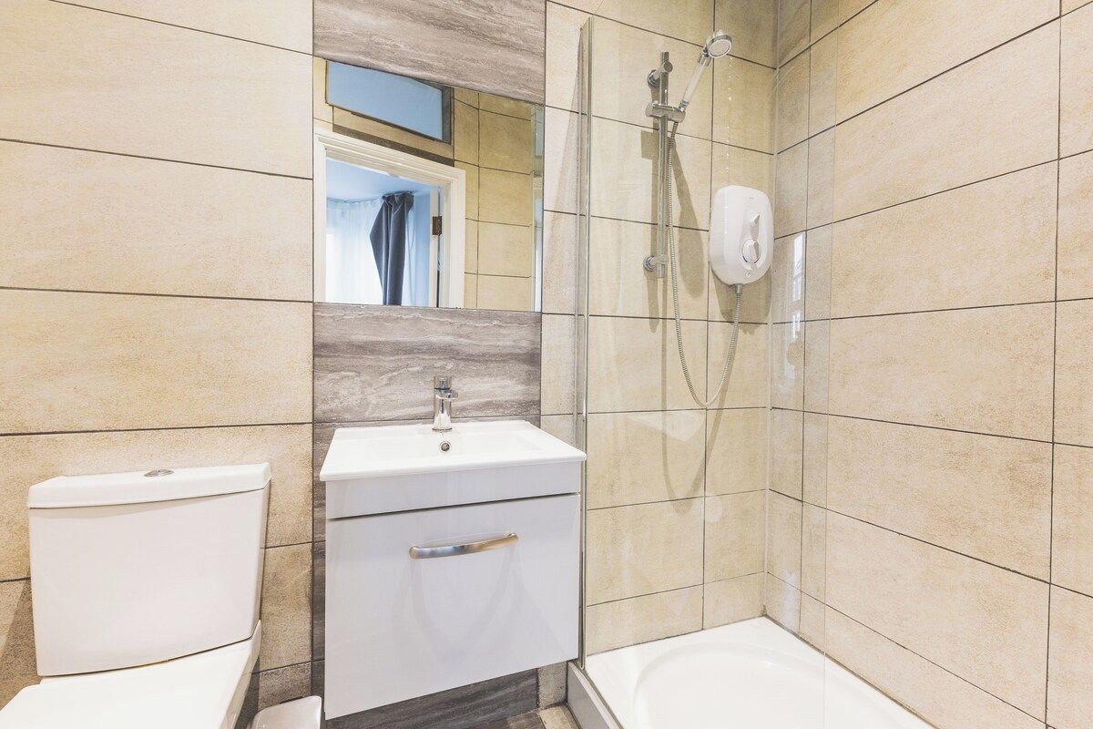 Un bagno con il water, un lavandino e una zona doccia.