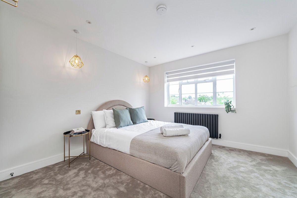 Desk, iron/ironing board, WiFi, bed sheets