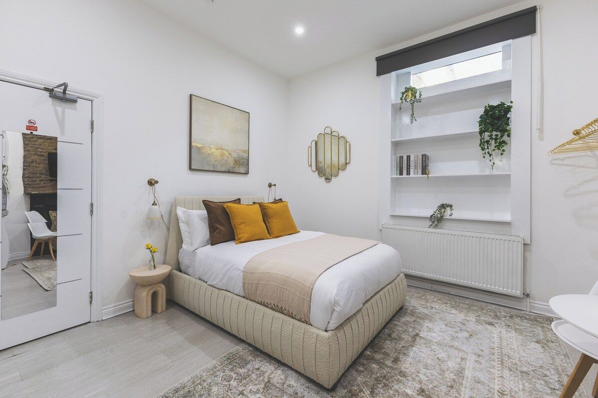 Iron/ironing board, travel cot, WiFi, bed sheets