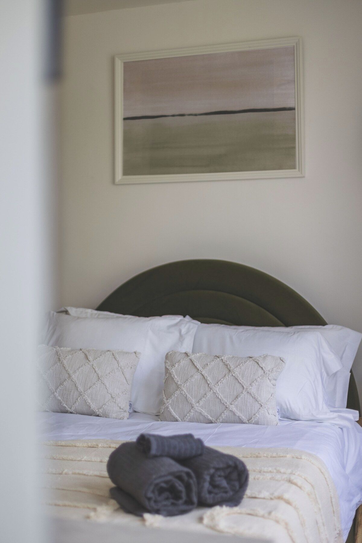 Ein Bett mit Kopfteil, Kissen und Decke.