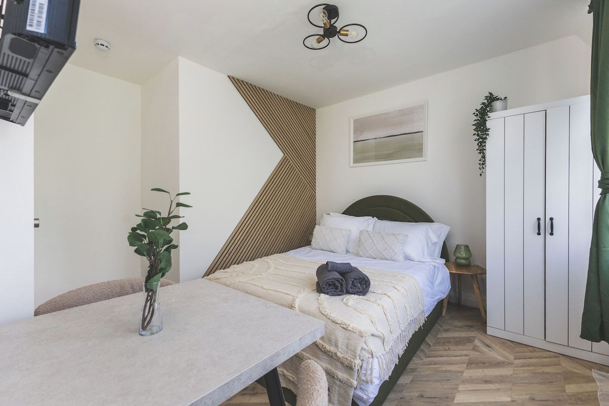 Desk, iron/ironing board, WiFi, bed sheets