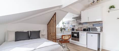 Desk, iron/ironing board, WiFi, bed sheets