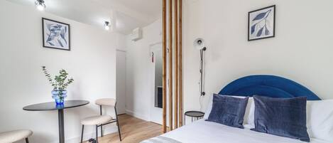 Desk, iron/ironing board, WiFi, bed sheets