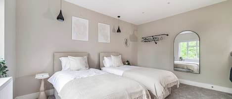 Desk, iron/ironing board, WiFi, bed sheets