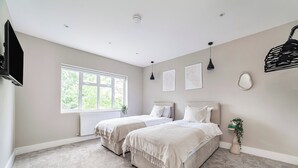 A bedroom with two beds, a large window, and a radiator. - Lovely 2BR Flat, 15Minutes to Wembley, Sleeps 5ppl (Greater London)