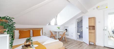Desk, iron/ironing board, WiFi, bed sheets