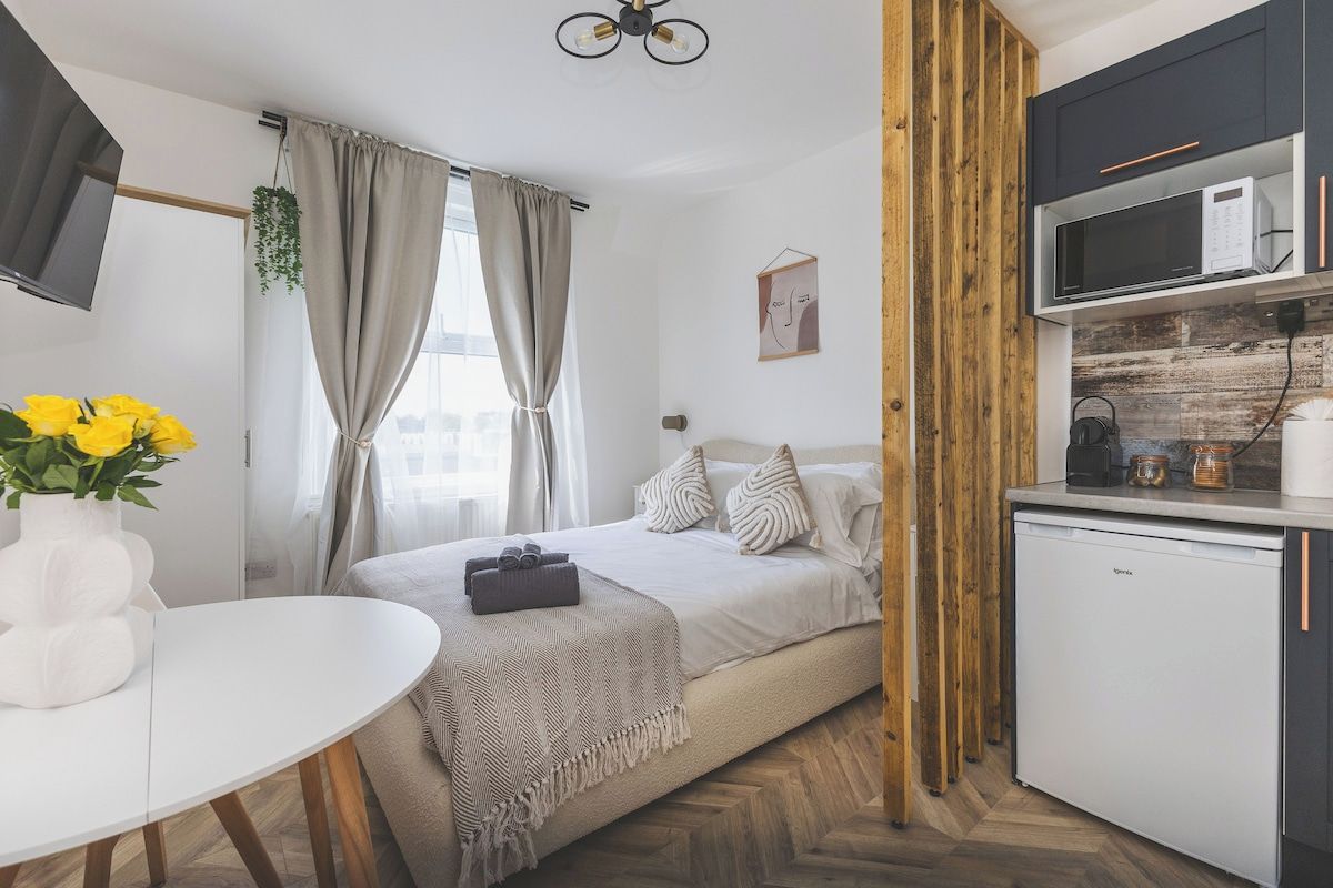 Desk, iron/ironing board, WiFi, bed sheets