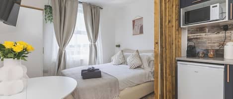 Desk, iron/ironing board, WiFi, bed sheets