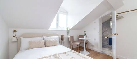 Desk, iron/ironing board, WiFi, bed sheets