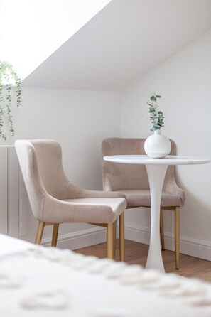 A small, white room with two beige chairs and a white table, featuring a plant on the table. - Cozy Studio, Close to Arsenal Finsbury Park (Greater London)