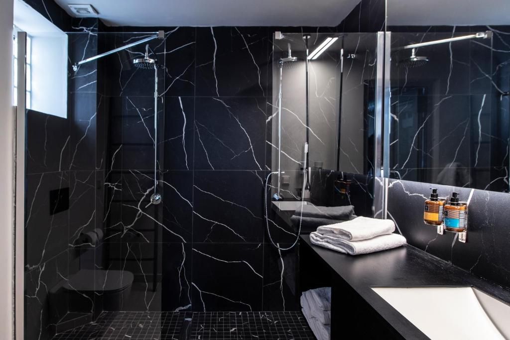 Executive Room | Bathroom | Shower, hair dryer, slippers, towels