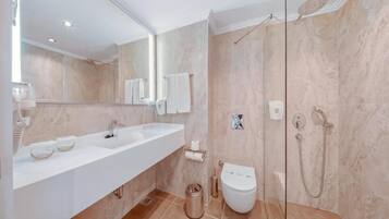 Une salle de bain moderne avec un meuble-lavabo à deux vasques, des toilettes, une cabine de douche et un grand miroir.
